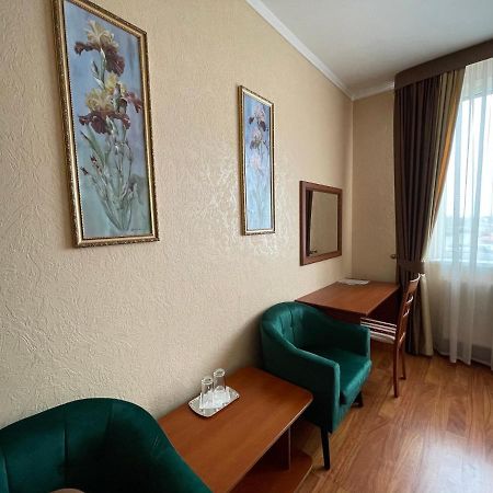 Yunist Hotel Ivano-Frankivsk Buitenkant foto