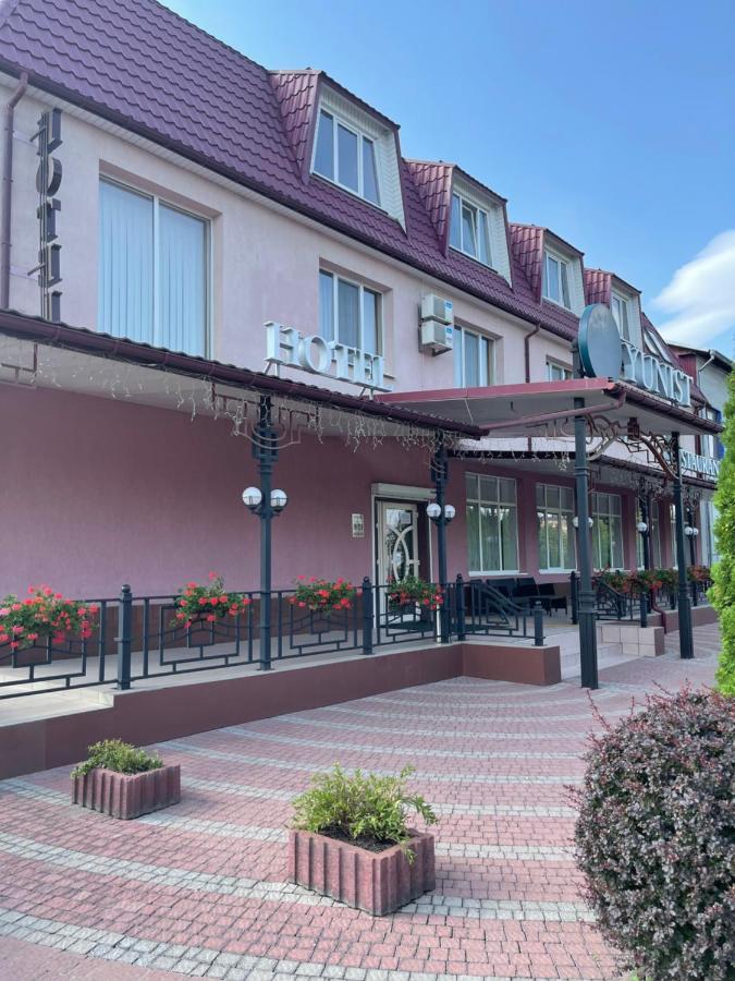 Yunist Hotel Ivano-Frankivsk Buitenkant foto