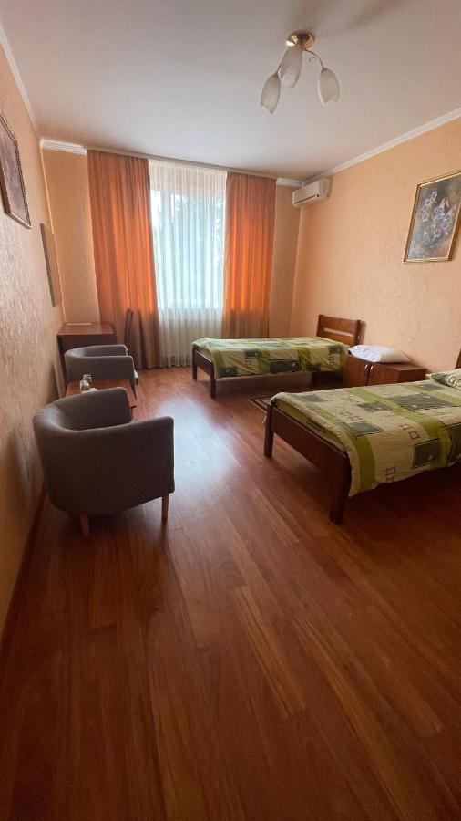 Yunist Hotel Ivano-Frankivsk Buitenkant foto