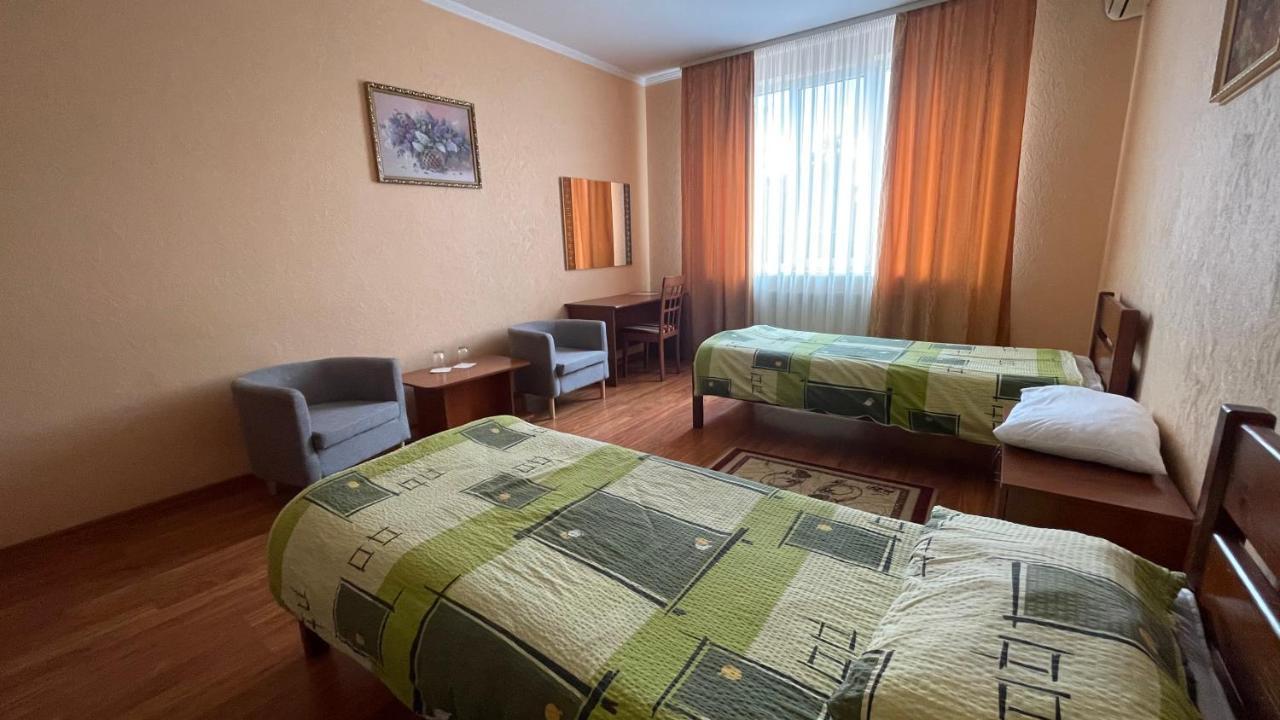 Yunist Hotel Ivano-Frankivsk Buitenkant foto