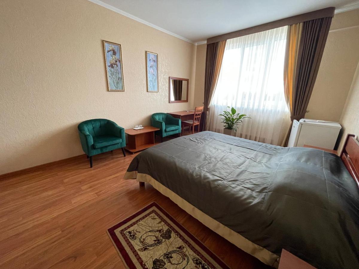 Yunist Hotel Ivano-Frankivsk Buitenkant foto