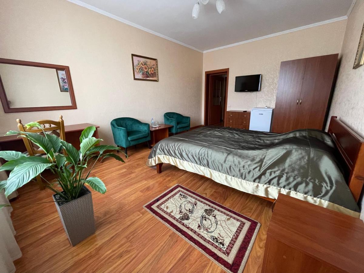Yunist Hotel Ivano-Frankivsk Buitenkant foto