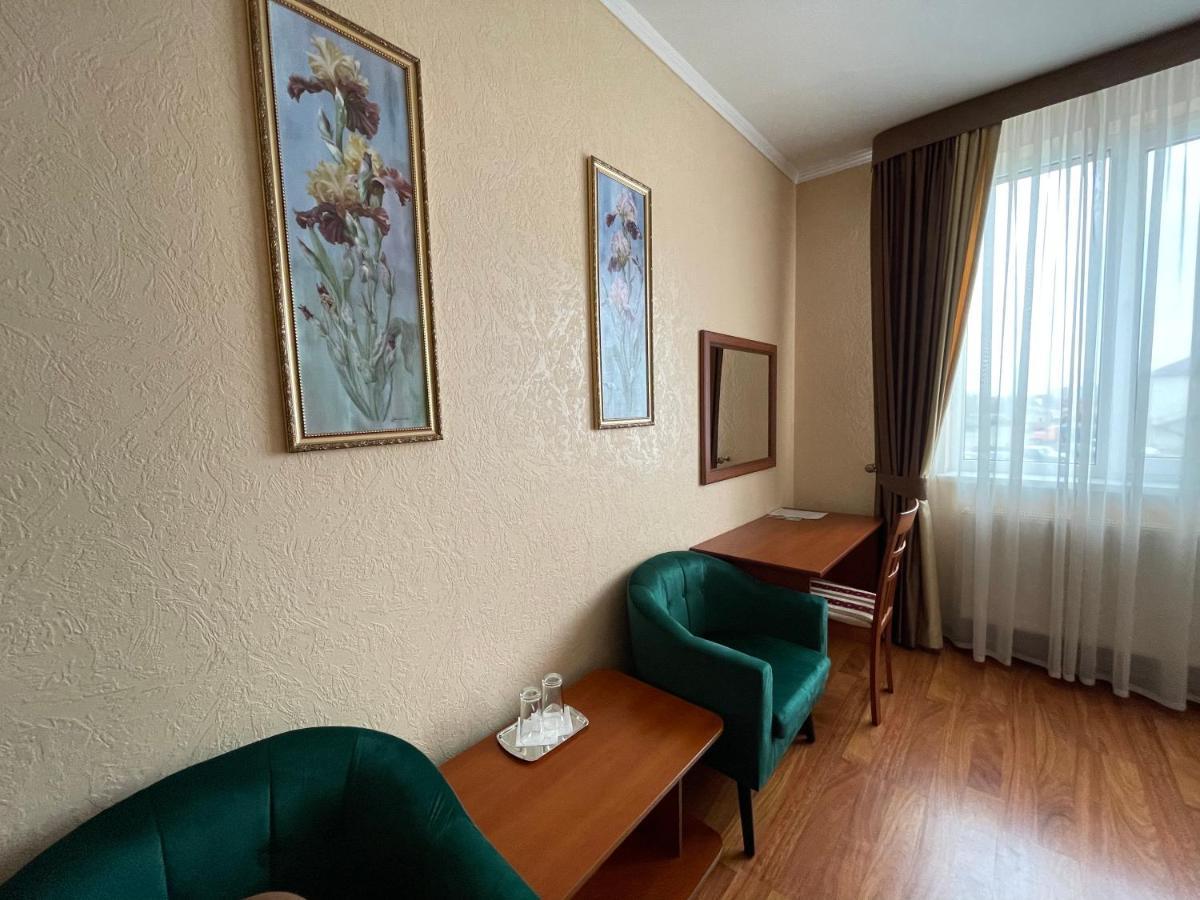 Yunist Hotel Ivano-Frankivsk Buitenkant foto