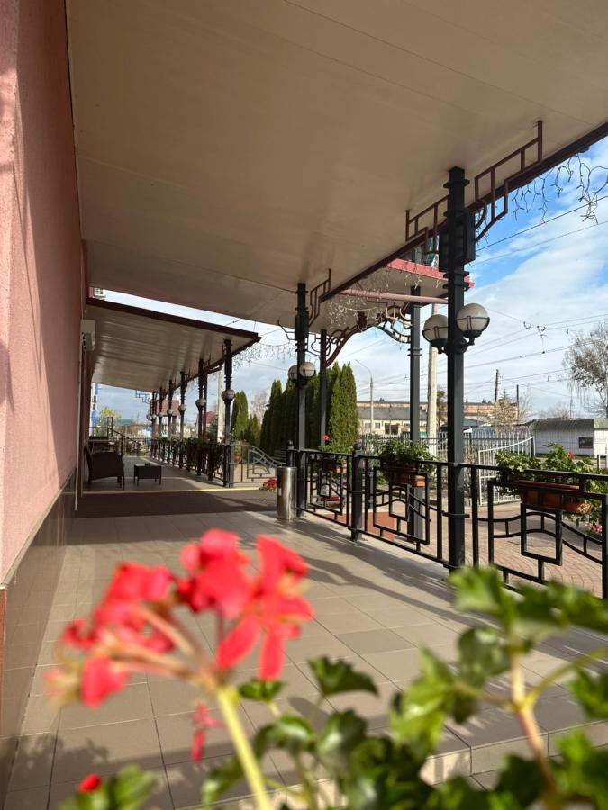 Yunist Hotel Ivano-Frankivsk Buitenkant foto