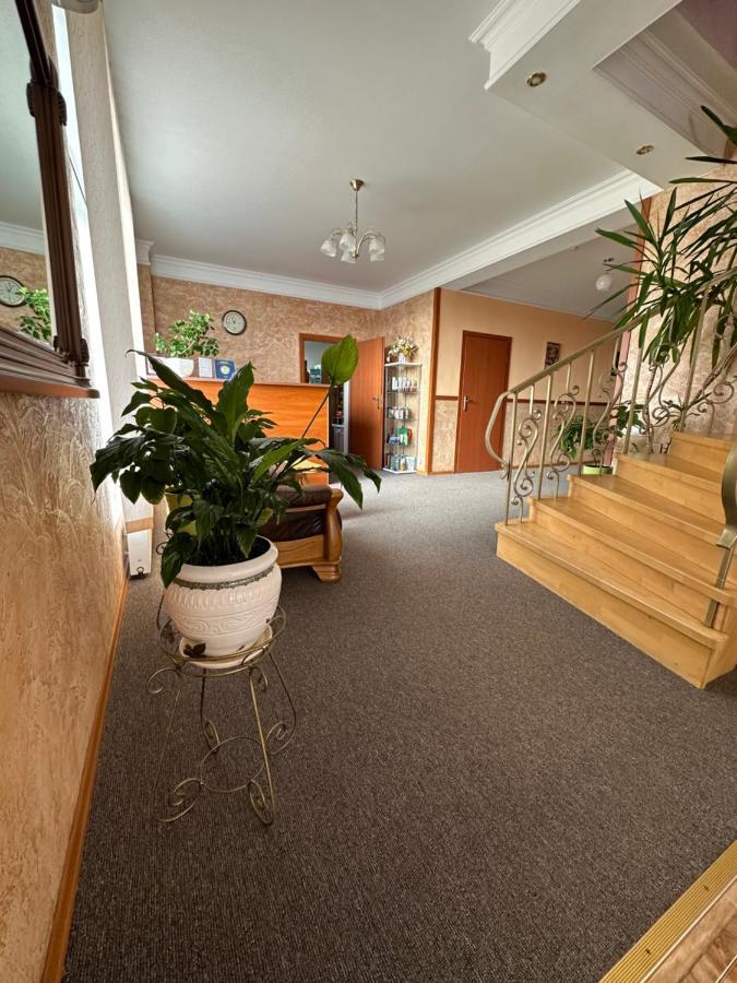 Yunist Hotel Ivano-Frankivsk Buitenkant foto