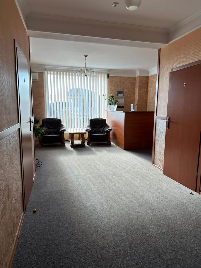 Yunist Hotel Ivano-Frankivsk Buitenkant foto