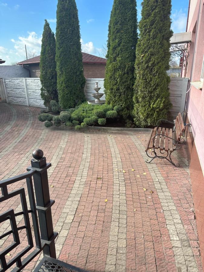Yunist Hotel Ivano-Frankivsk Buitenkant foto