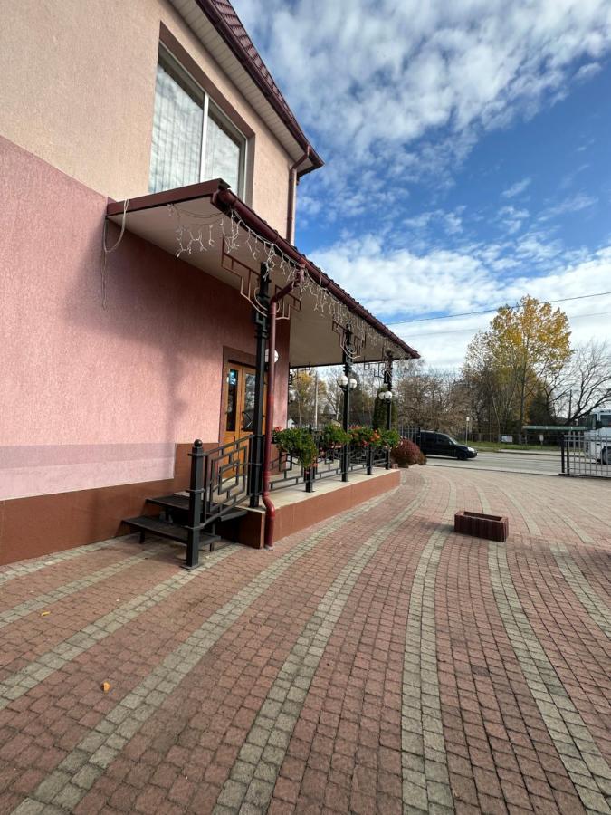 Yunist Hotel Ivano-Frankivsk Buitenkant foto